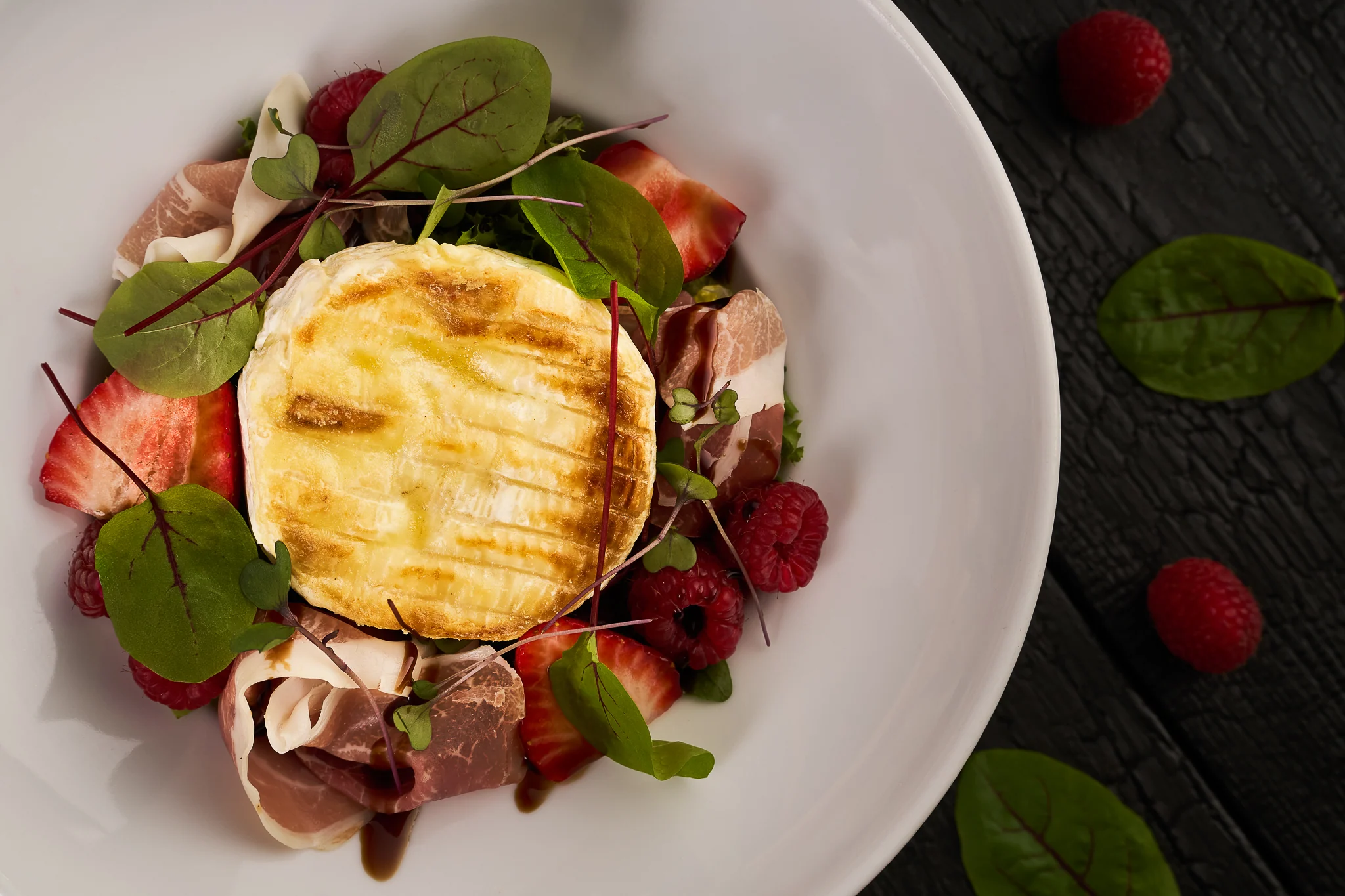 Sałatka z grillowanym camembertem, szynką parmeńską i owocami