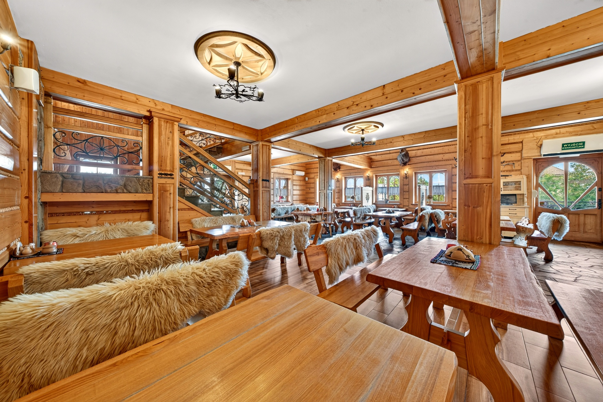 Parter — główna sala restauracyjna